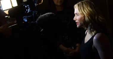 Gjesti emocionues/ Kate Winslet dhuroi 5 mijë paund për një vajzë me shikim të dëmtuar
