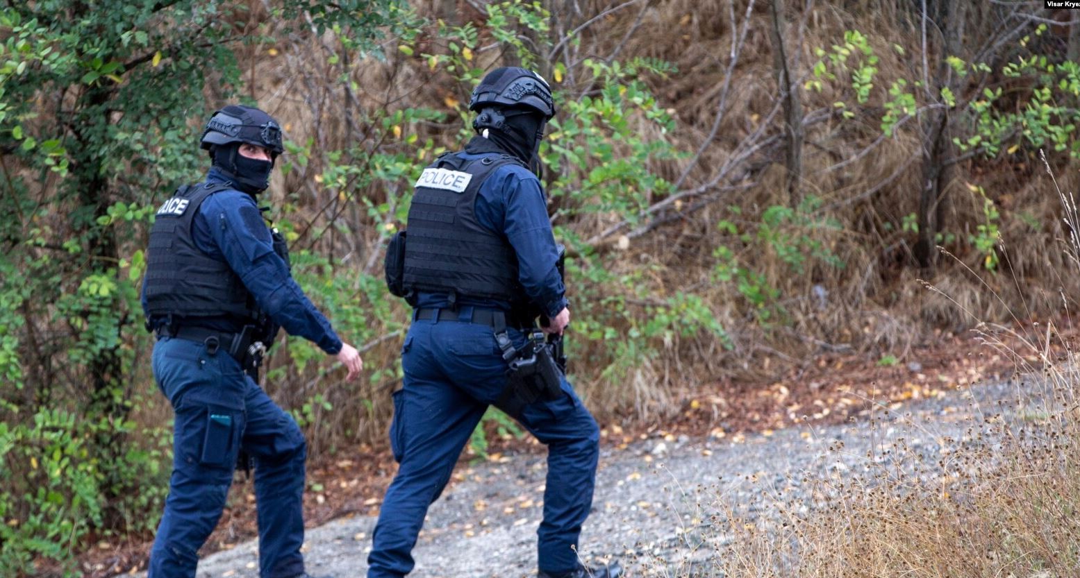 Kosovë, policia gjen armatime pranë një flamuri serb në Banjskë