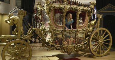 FOTO/ Dalin në ankand kostumet e serialit “The Crown”