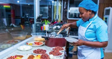 VIDEO/ Kuzhinieria ganeze thyen rekordin botëror, gatuan për 227 orë pa pushim