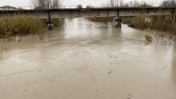 Del nga shtrati lumi Ishëm, përmbyten disa hektarë tokë bujqësore, rrezikohen disa banesa në Krujë