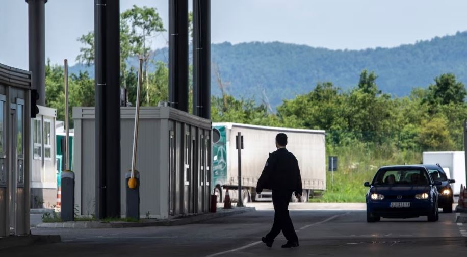 Serbia pretendon se ka zbuluar armë në një makinë me targa të Kosovës