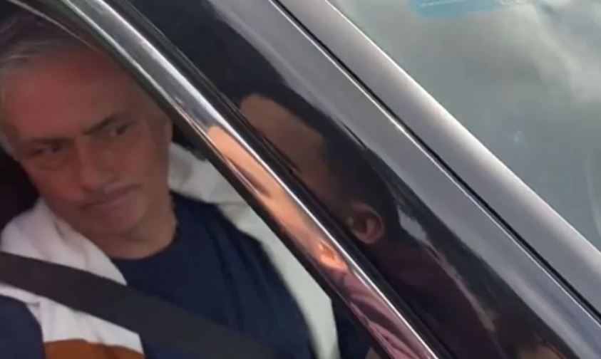 VIDEO/ Mourinho largohet nga Roma me lot në sy, tifozët tregojnë dashurinë e madhe për të