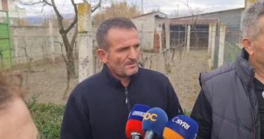 “E kapi mamin si leckë e hodhi në makinë”, familjarët e 41 vjeçares denoncojnë: Kishte shenja dhune, mjeku e mohoi