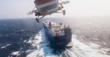 Houthi sulmojnë dy anije amerikane