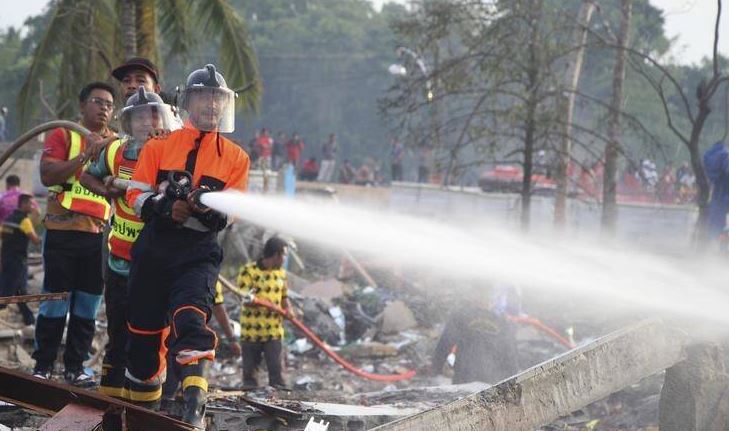 Shpërthim në një fabrikë fishekzjarrësh në Tajlandë, 20 të vdekur