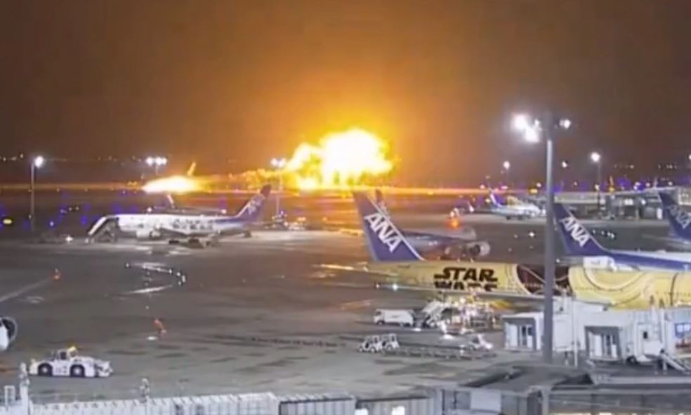 Përplasja e avionëve në Japoni, pilotët: Nuk e kuptuam që avioni kishte marrë flakë