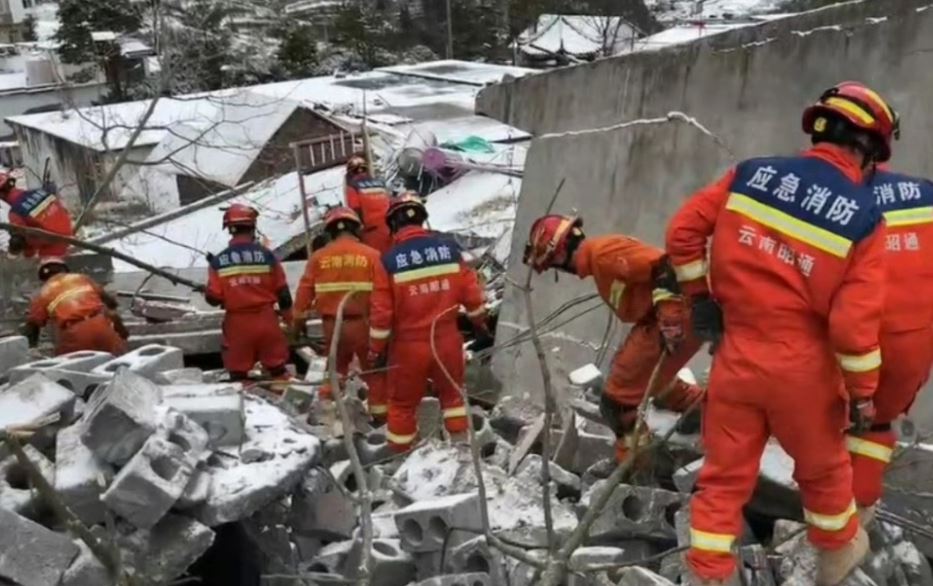 Kaos në Kinë, 47 persona të bllokuar nga rrëshqitjet e dheut