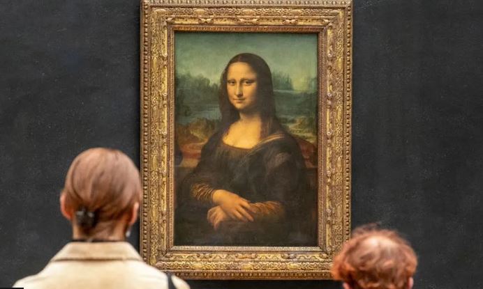 Protestuesit hedhin supë mbi pikturën e Mona Lizës