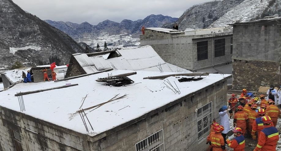 11 të vdekur nga rrëshqitjet e dheut në Kinë, vazhdojnë kërkimet për të mbijetuar