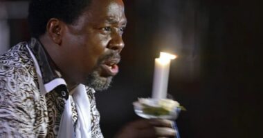 Tronditëse, një nga themeluesit e kishave ungjillore dyshohet se ka abuzuar seksualisht me dhjetëra besimtarë