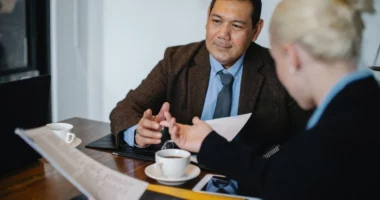 Ndiqni këto dy këshilla që të dukeni më të zgjuar në biseda