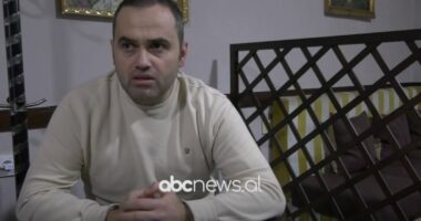 Koleksionues prej rastësisë/ Fjorel Çomo grumbullon pulla të Postës Shqiptare prej 15 vitesh