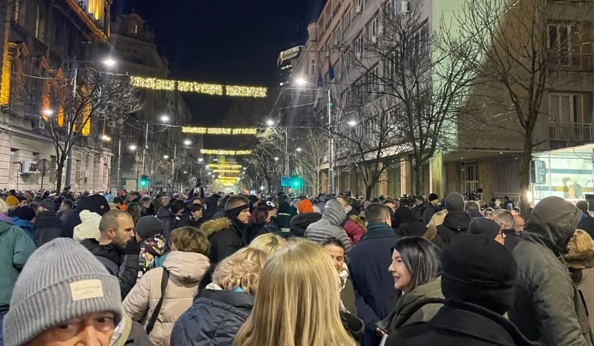 Mijëra qytetarë protestojnë kundër rezultatit zgjedhor në Serbi