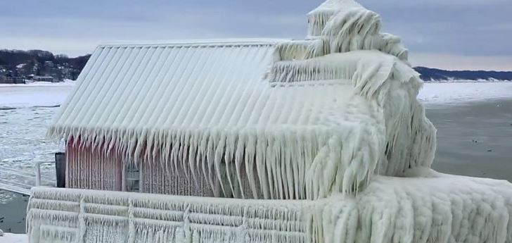 Stuhitë e forta të dimrit godasin SHBA, rreth 90 viktima