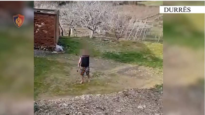 VIDEO/ Kërcënoi se do të vriste me sëpatë babain, arrestohet 35 vjeçari në Maminas. Momenti ku ndërhyn RENEA