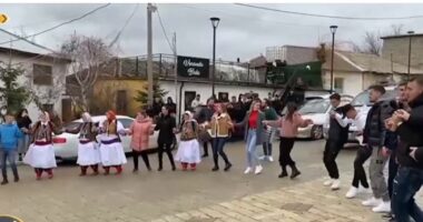 Shishtaveci feston “ndryshe”, të rinjtë emigrantë kërcejnë me veshje tradicionale