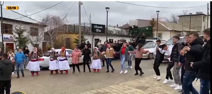 Shishtaveci feston “ndryshe”, të rinjtë emigrantë kërcejnë me veshje tradicionale