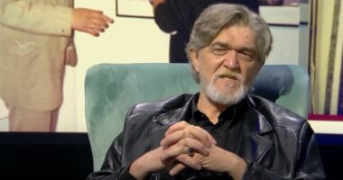 “Nuk mbaj mend veten pa laps në dore”, rrëfehet piktori Bengu: Prindërit më nxirrnin nga dera, unë hyja nga dritarja