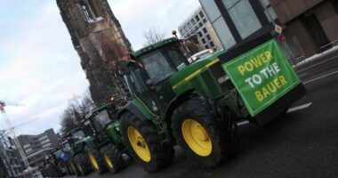 Gjermani/ Fermerët bllokojnë rrugët me traktorë, protestë për subvencionet