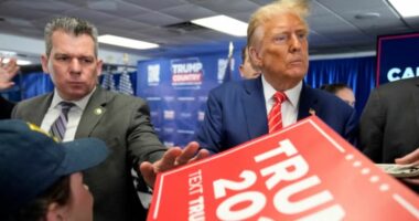 “Fluksi i emigrantëve është rreziku ‘i vërtetë'”/ VOA: Trump minimizon 6 janarin dhe veprimet e mbështetësve të tij