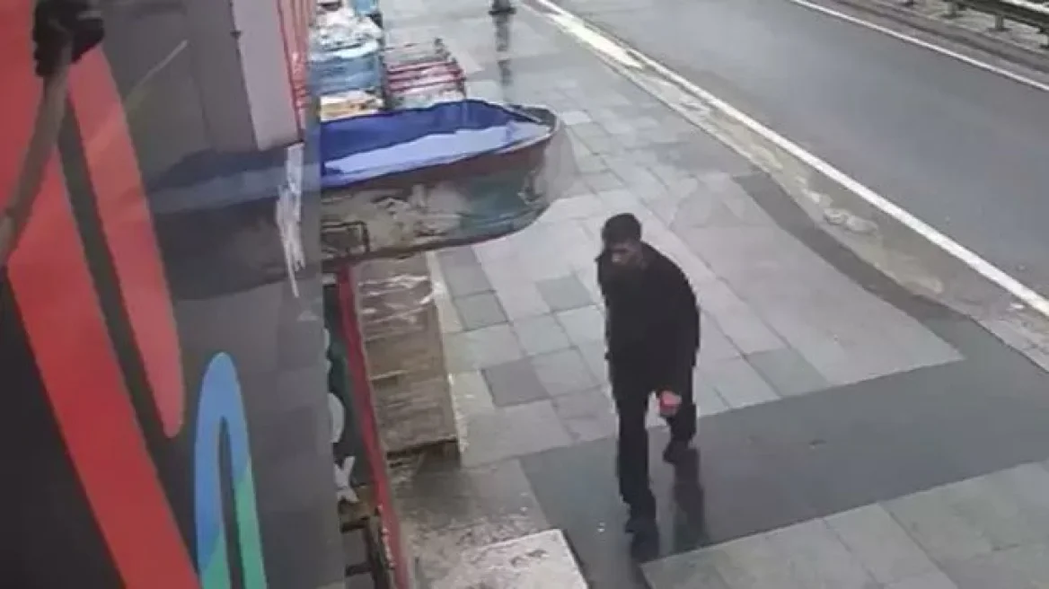 VIDEO/ Panik në rrugët e Stambollit, një burrë goditi me thikë 11 kalimtarë