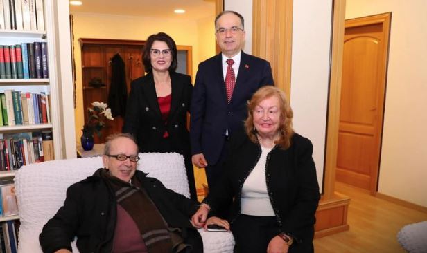 Presidenti Begaj uron Ismail Kadarenë për 88-vjetorin e lindjes: Është një urë e fortë dhe e bukur e jona me perëndimin