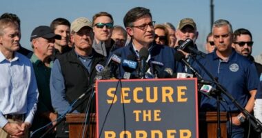 Johnson bën thirrje për politika të ashpra të imigracionit gjatë vizitës në kufirin SHBA-Meksikë