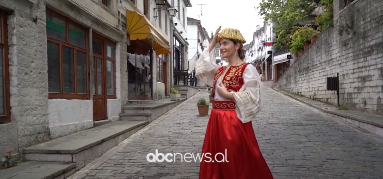 Interes për kostumet tradicionale në Gjirokastër/ Të huajt realizojnë foto me veshjet e traditës