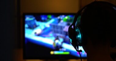 Studimet: Adhuruesit e videolojërave rrezikojnë humbje të pakthyeshme të dëgjimit