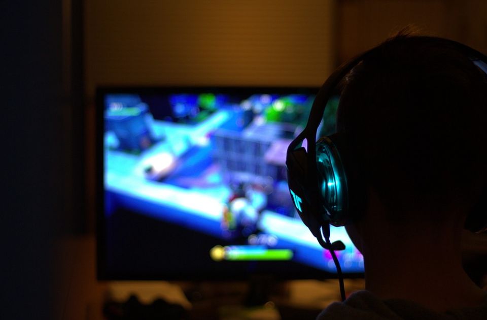 Studimet: Adhuruesit e videolojërave rrezikojnë humbje të pakthyeshme të dëgjimit