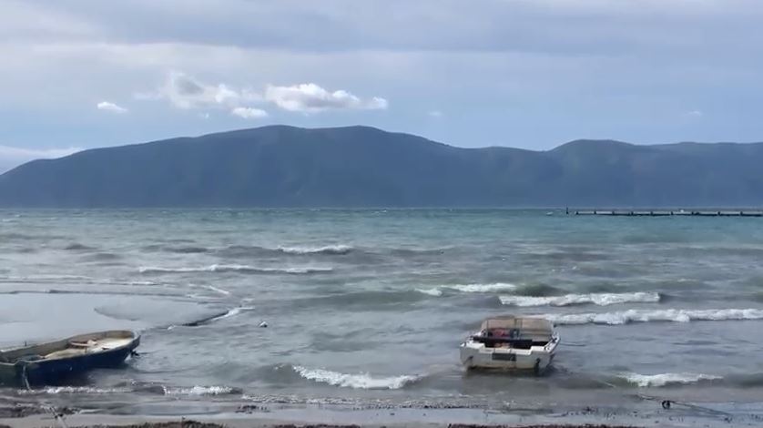 Përkeqësimi i motit, ndalohet lundrimi i mjeteve të vogla jashtë gjirit të Vlorës