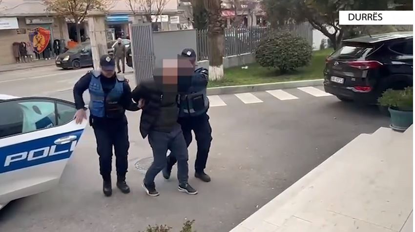 VIDEO/ Dyshohet se shtyu gruan drejt vetëvrasjes, momenti ku 45 vjeçari dërgohet në polici