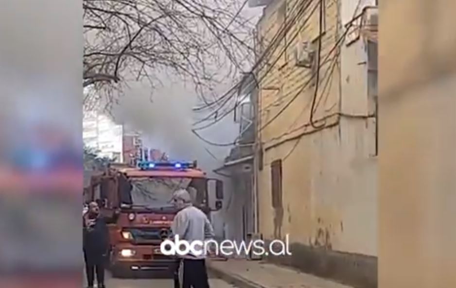 VIDEO/ Përfshihet në flakë një biznes në Tiranë, zjarrfikësit në vendngjarje