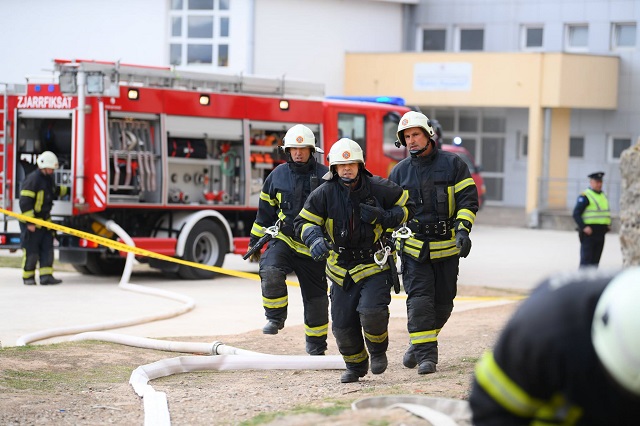 Magazina e një shkolle në “Don Bosko” përfshihet në flakë, digjen karrige dhe banka