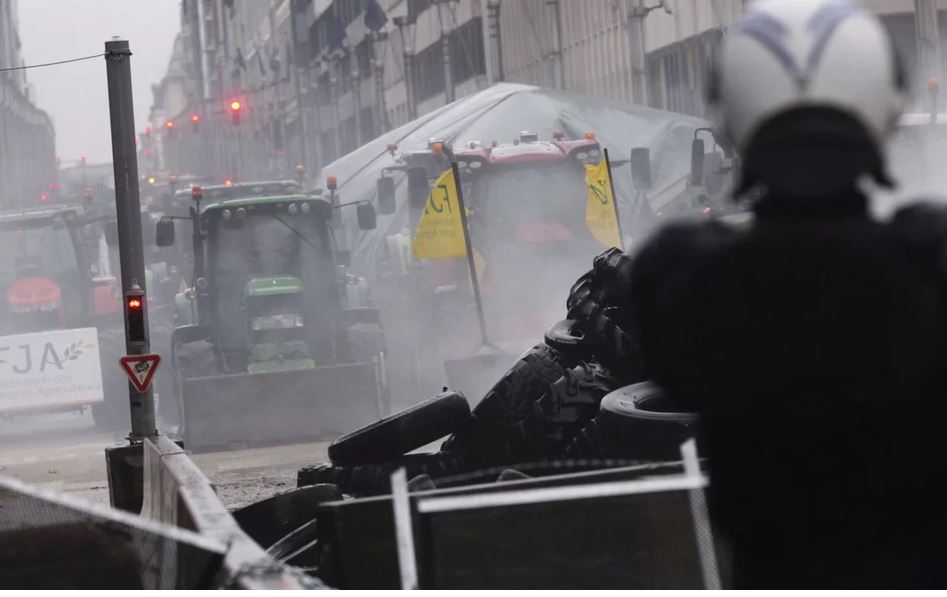 VIDEO/ Përplasje mes policisë dhe fermerëve në Bruksel