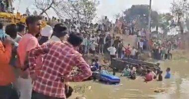 E rëndë në Indi/ Rimorkio që transportonte pelegrinë bie në lumë, humbin jetën 24 persona