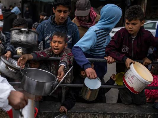 Forcat izraelite hapin zjarr ndaj turmës që po priste në radhë për ushqim, 104 të vdekur në Gaza