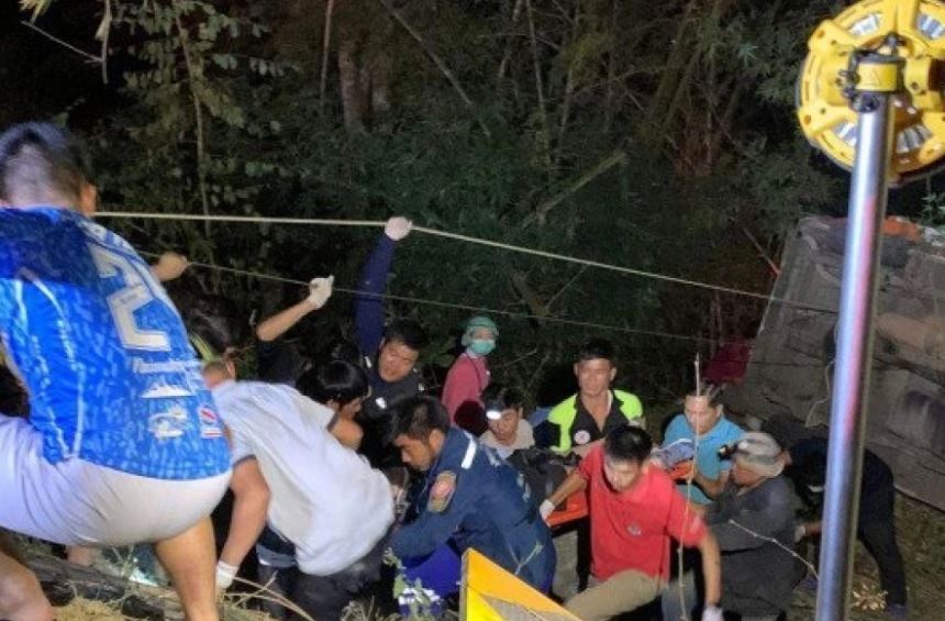 Autobusi del nga rruga dhe përmbyset, një i vdekur dhe 13 të plagosur në Tajlandë