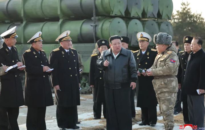 Kim Jong Un mbikëqyr testimin e raketës, bën thirrje për rritje të prodhimit të armëve