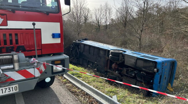 Tentoi t’i shmangej përplasjes kokë më kokë me një makinë, autobusi me nxënës del nga rruga në Itali