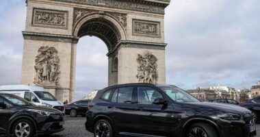 Parisi trefishon tarifat e parkimit për shoferët e SUV