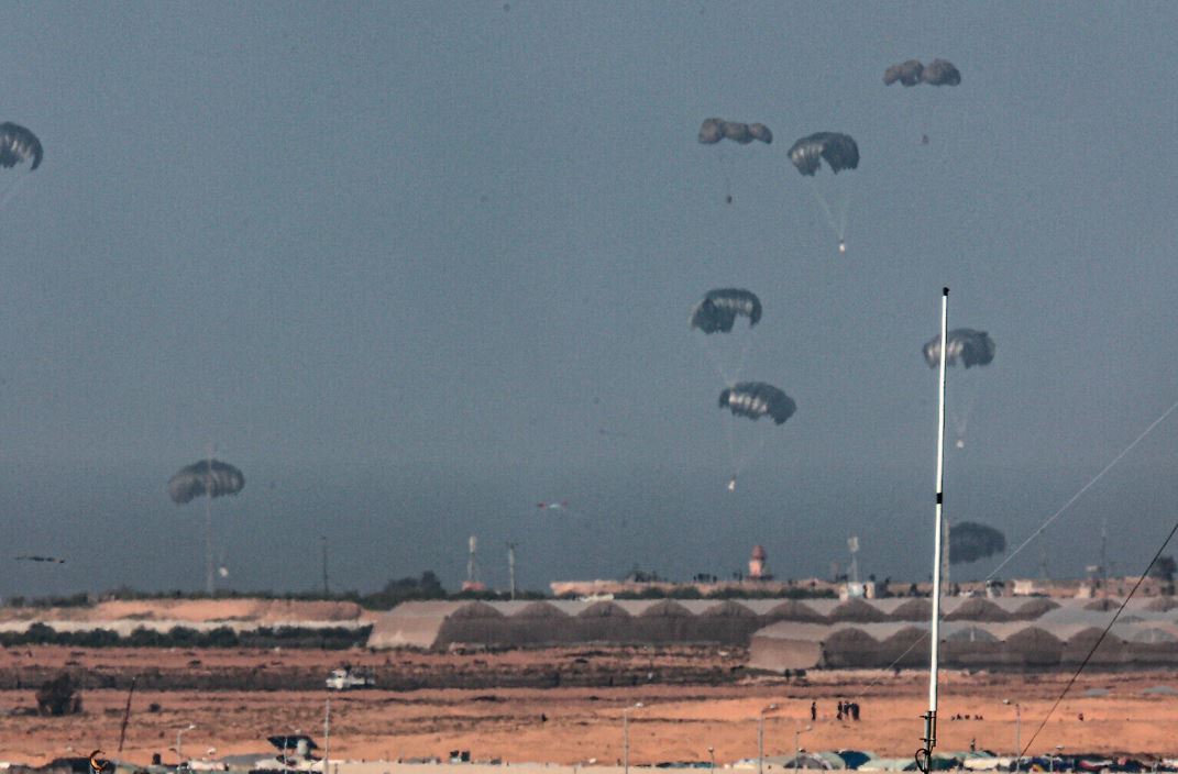 Dërgesat nga toka gjithnjë e më të vështira, SHBA po shqyrton mundësinë që të hedhë me avionë ndihma në Gaza