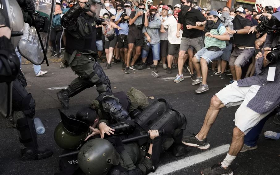 Kaos në Argjentinë, përplasje të dhunshme mes protestuesve dhe policisë