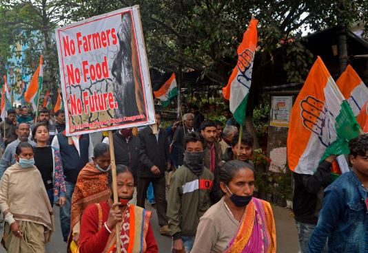 Protestat e fermerëve shtrihen deri në Indi, bllokohen rrugët e Delhi