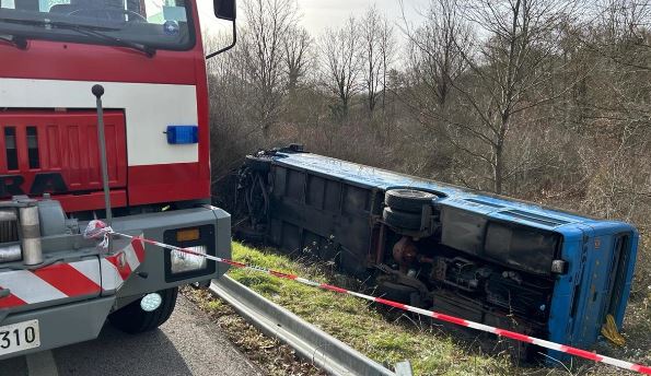 Përmbyset autobusi me nxënës në Itali, plagoset rëndë shoferi