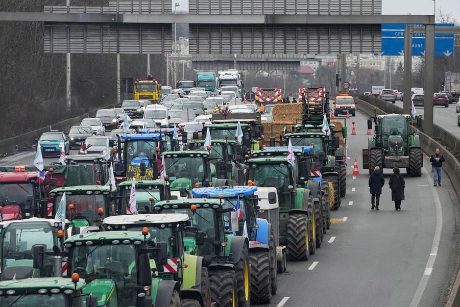 Protesta masive në Holandë, fermerët bllokojnë traktorët në kufirin belgo-holandez