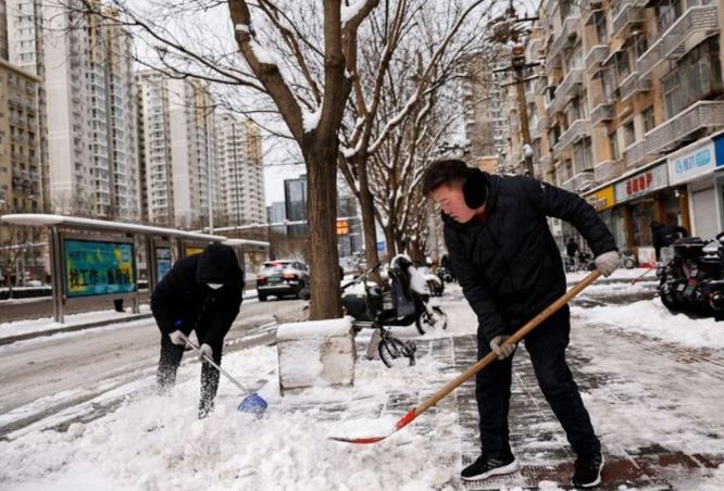 Pekini goditet nga reshjet e dendura të borës, mbyllen autostradat
