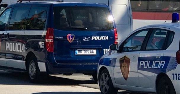 Armë zjarri dhe municion luftarak në banesë, arrestohet 61-vjeçari në Vorë