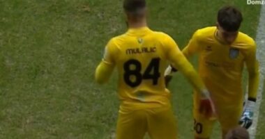 VIDEO/ E pazakontë në Slloveni, trajneri zëvendëson portierin 17-vjeçar pas vetëm 20 sekondash lojë